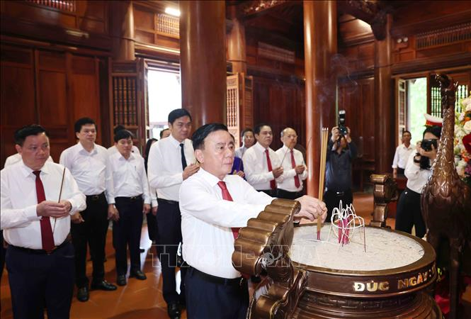 Thường trực Ban Bí thư Trần Cẩm Tú dâng hương tưởng niệm Chủ tịch Hồ Chí Minh tại tỉnh Nghệ An